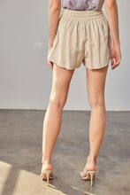 Load image into Gallery viewer, Shirred Loose Fitting Shorts
