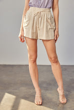 Load image into Gallery viewer, Shirred Loose Fitting Shorts
